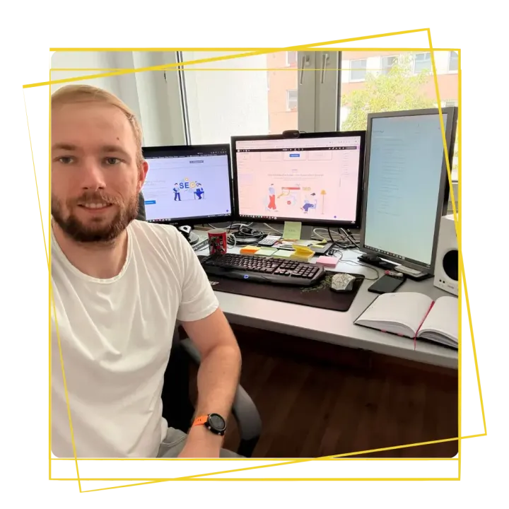 Artur Misiewicz an seinem Arbeitsplatz, SEO Freelancer, SEO-Beratung und SEO-Experte