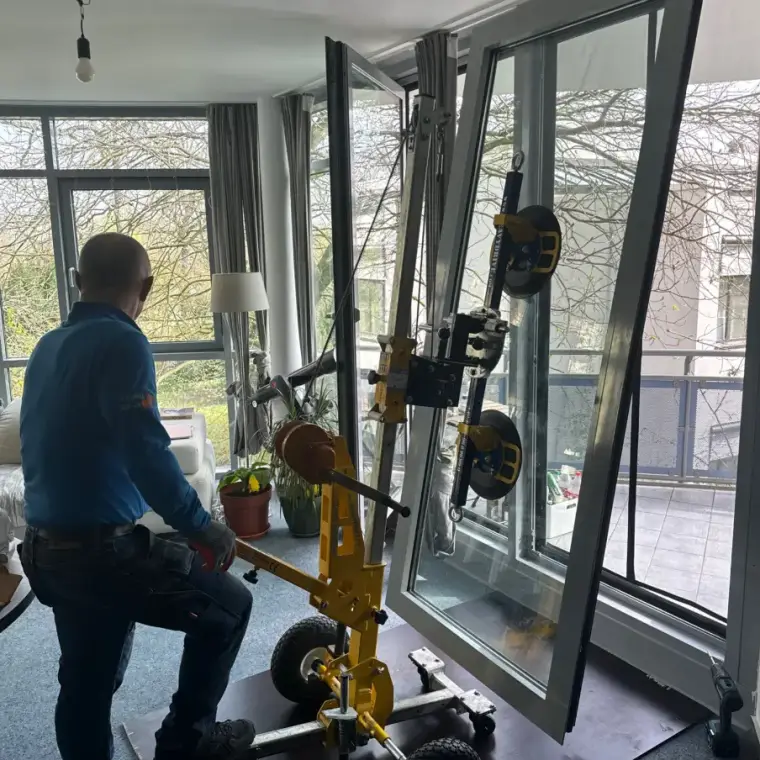 Handwerker bei der Montage und Reparatur eines Fensters beim Kunden vor Ort