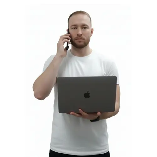 Artur telefoniert mit einem Kunden.