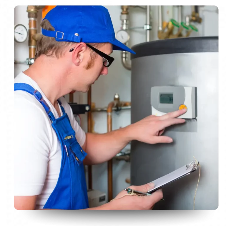 Techniker prüft eine Tankanlage im Rahmen eines Tankservice-Einsatzes