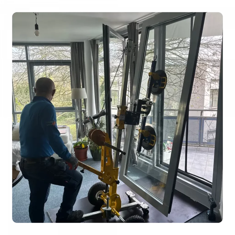 Handwerker bei der Montage und Reparatur von Fenstern vor Ort