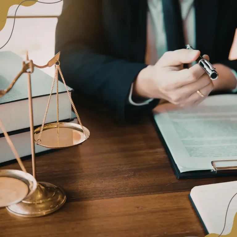 Rechtsanwalt am Schreibtisch mit Waage und Gesetzbüchern – SEO für Rechtsanwälte