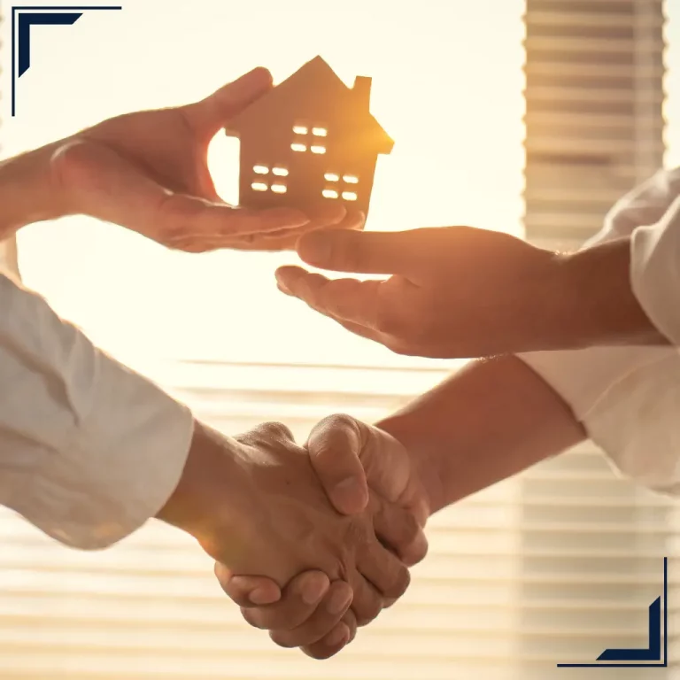 SEO für Immobilienmakler – Makler übergibt Hausmodell beim Immobilienverkauf